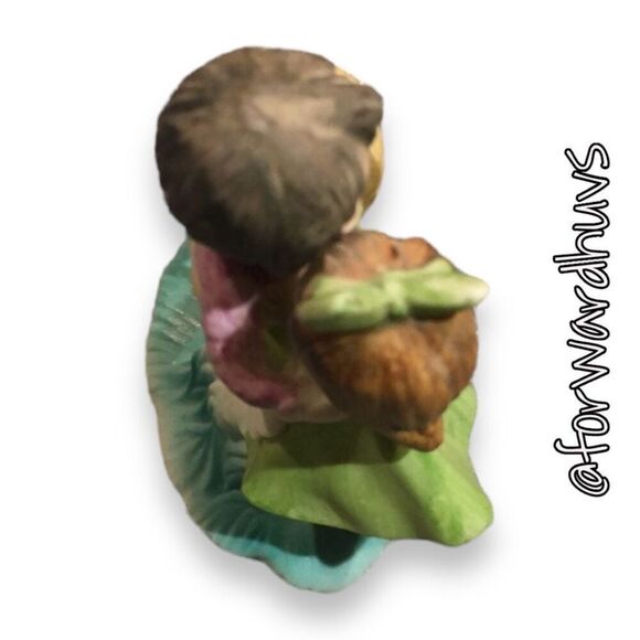 Vintage Lefton Porcelain Figurine - Girl Kissing Surprised Boy - Picture 6 of 9